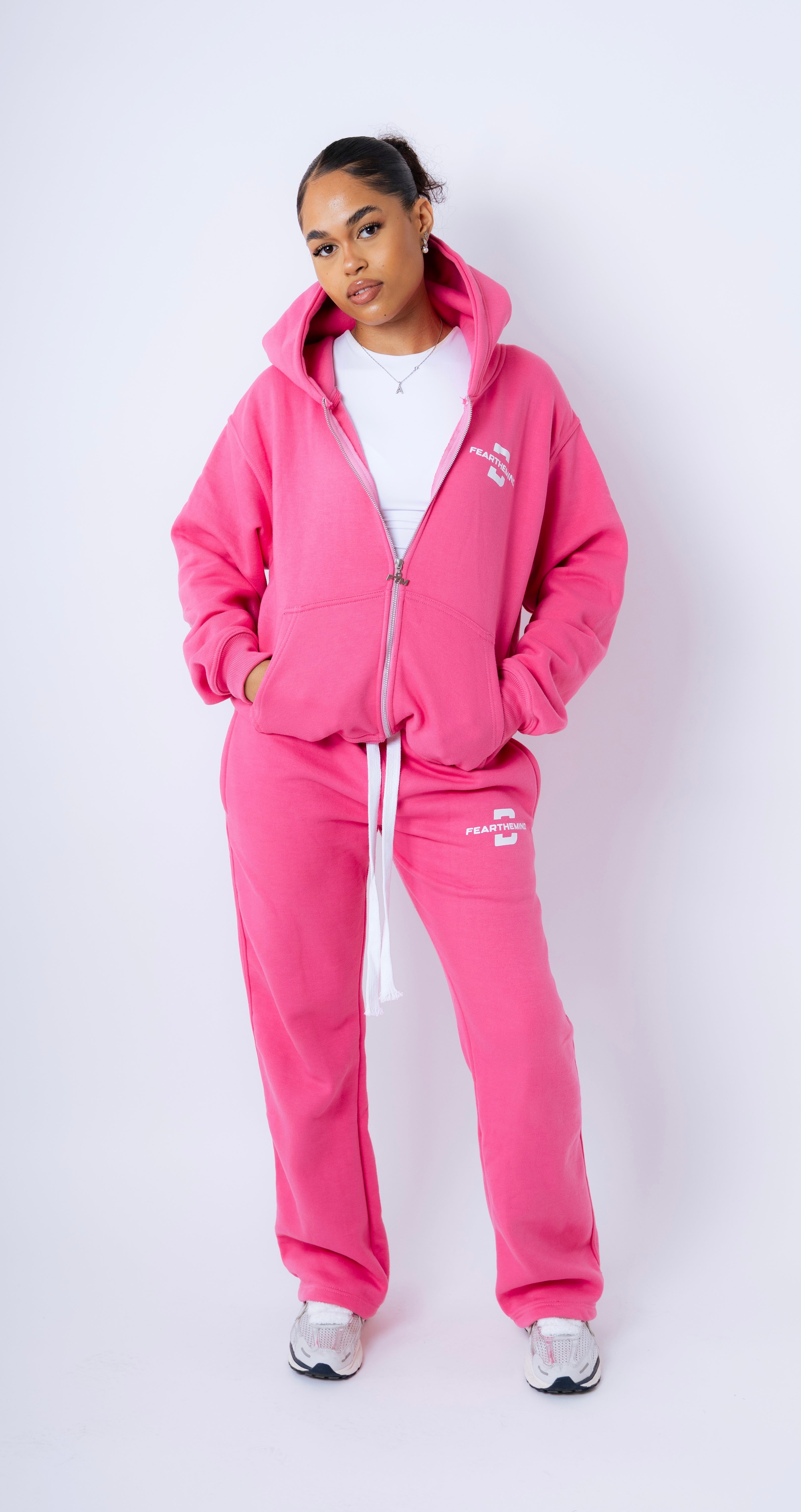 model, 5 ft 7 in, wearing a medium pants