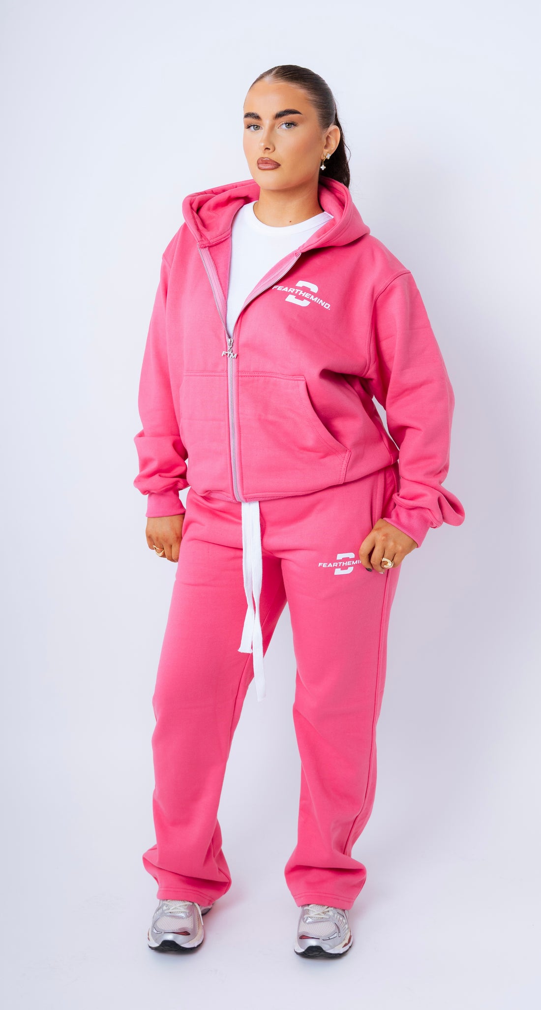 model, 5 ft 4 in, wearing a medium pants